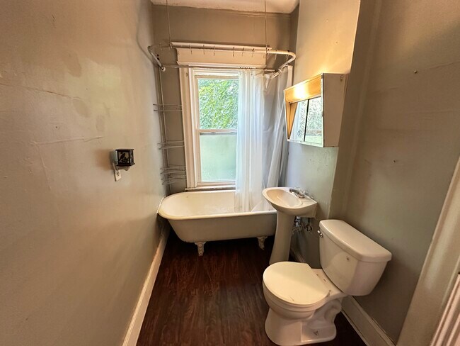 Building Photo - 138 W Beard Ave