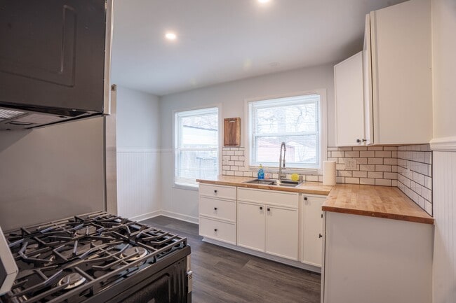 Building Photo - 361 Adams Ct