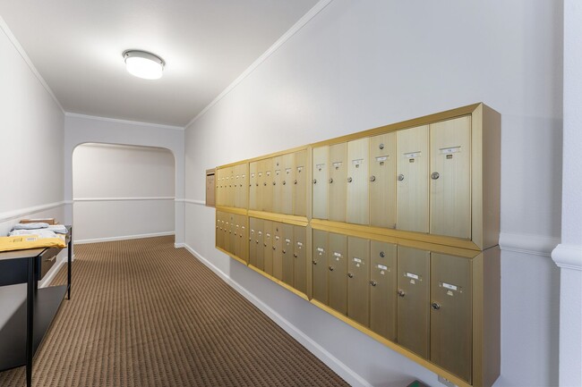 Building Photo - Bright 1 Bed condo in Kerns Neighborhood o...