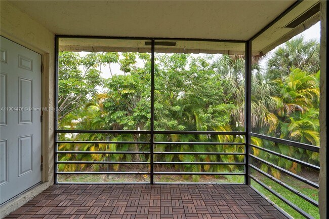 Building Photo - 136 S Cypress Rd