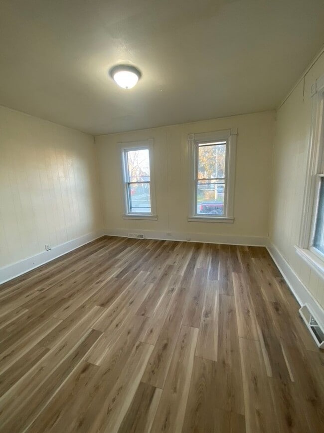 Building Photo - 1031 Waugoo Ave