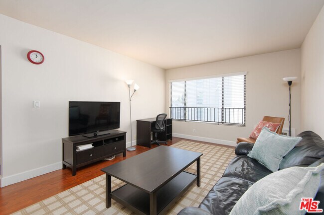 Building Photo - 10982 Roebling Ave