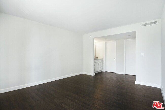 Building Photo - 10535 Wilshire Blvd
