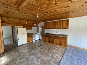 Building Photo - 1000 Division St S