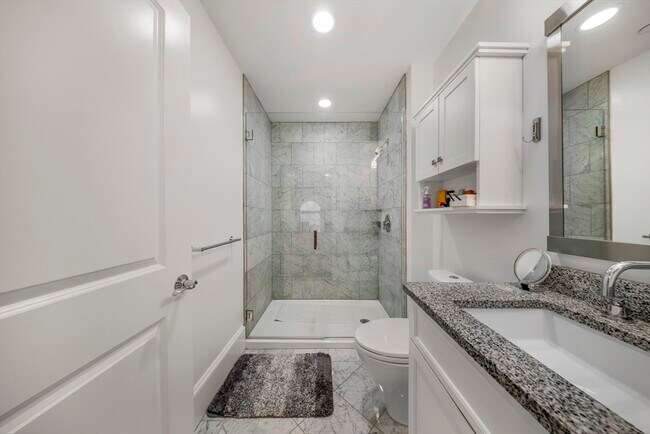 Building Photo - 616 E 4th St