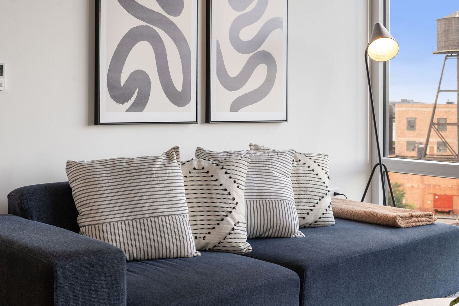 Building Photo - 853 W Blackhawk St