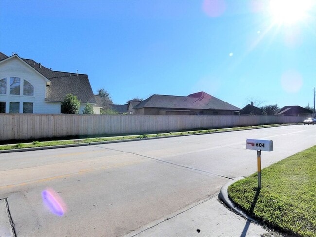 Building Photo - 604 Golfview Dr