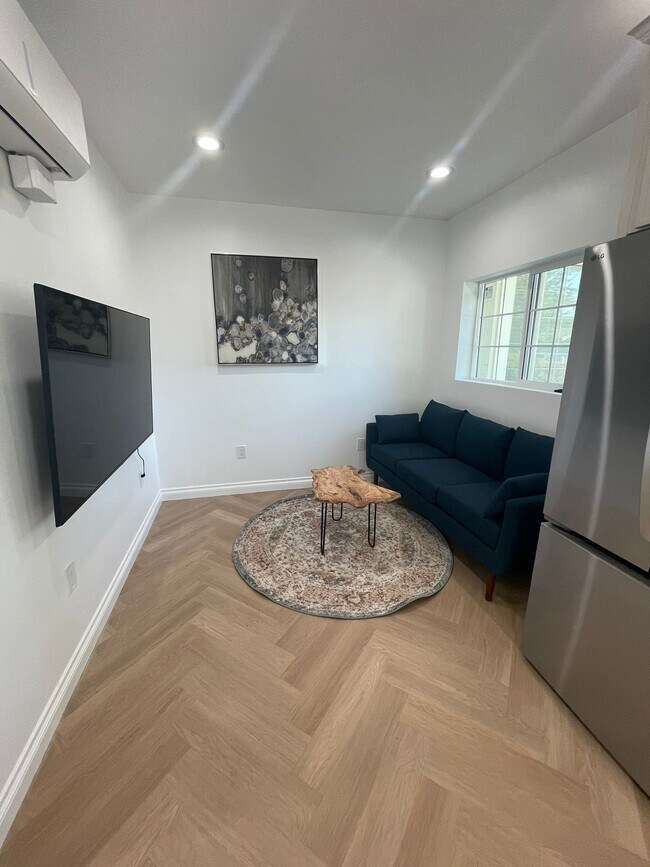 Building Photo - 6908 Royer Ave