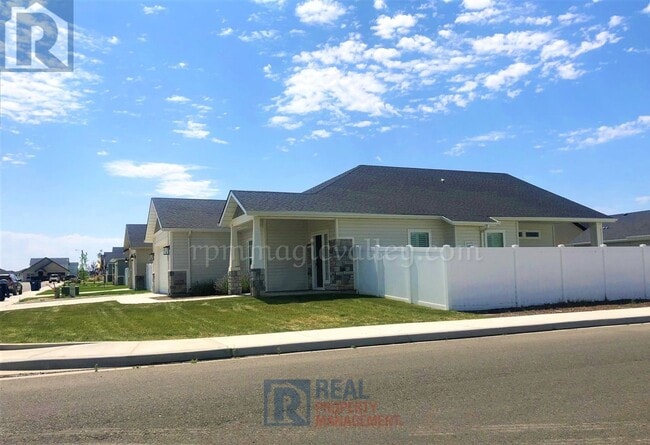 Building Photo - Beautiful 3 bedroom, 2 bath Available 7/8/...