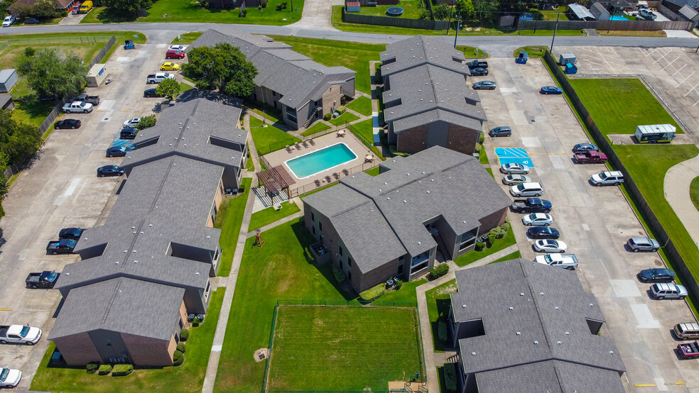 Primary Photo - Carriage House Apartments