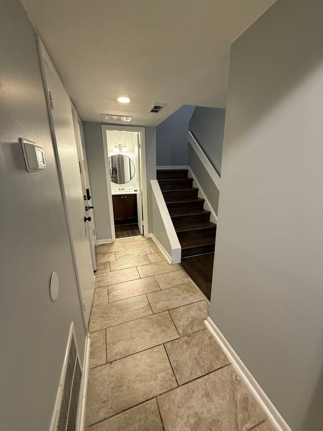 Building Photo - Charming 3BR Townhome in Greensboro
