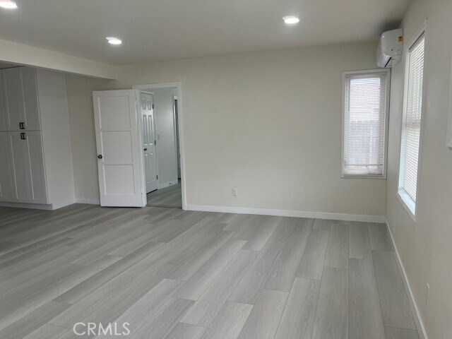 Building Photo - 688 Bridwell St W