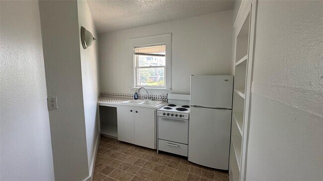 Building Photo - 1601 Francis St