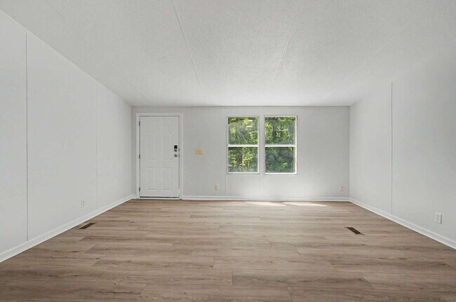 Building Photo - Updated 3-Bedroom Home on 10 acres in Chapel Hill