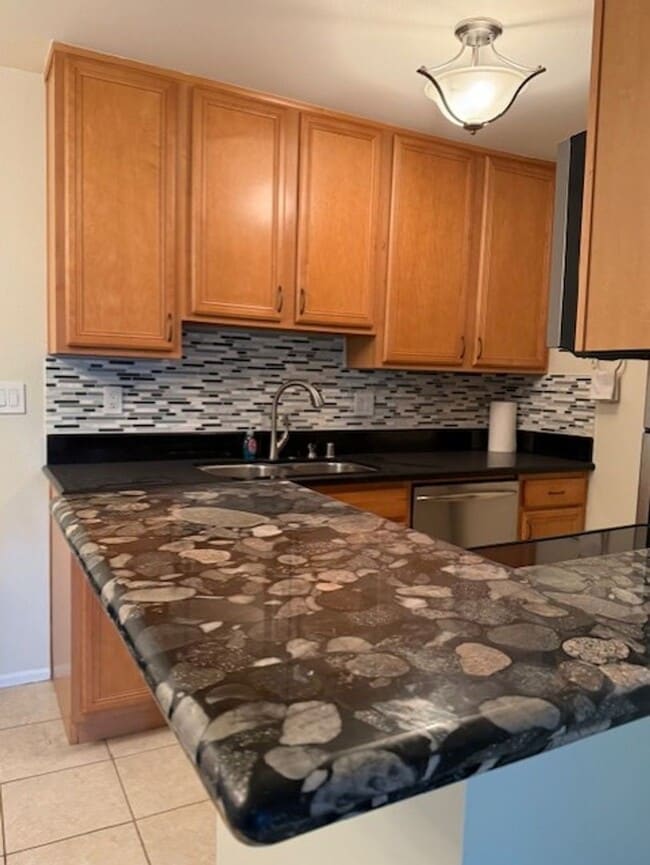 Building Photo - Top floor, 1 Bedroom, 1 Bath Condo in Ston...