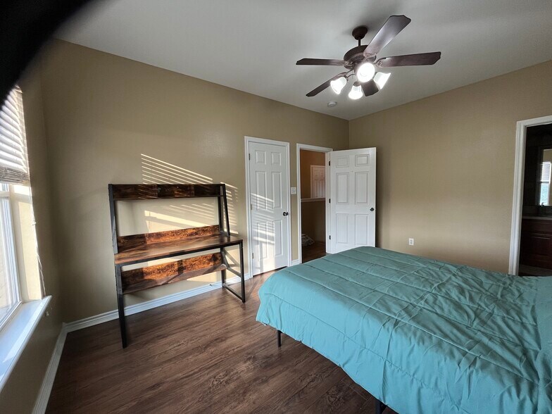 Bright 3rd Bedroom - 1425 W Villa Maria Rd