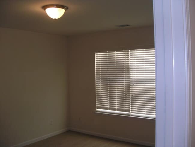 Building Photo - 112 Five Oaks Ct