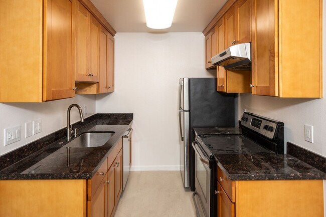 Building Photo - Spacious unit with a central location