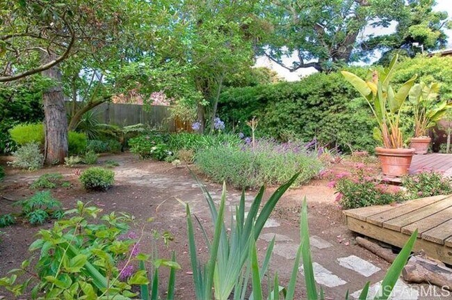 Building Photo - 2662 Bush St