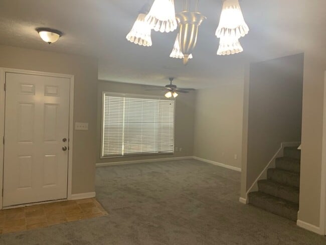 Building Photo - CHARMING 3 BEDROOM 2.5 BATH IN ELLENWOOD, GA!