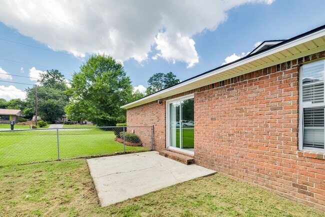 Building Photo - Spacious 3 Bedroom Home with Garage & Large Fenced Yard in Rincon