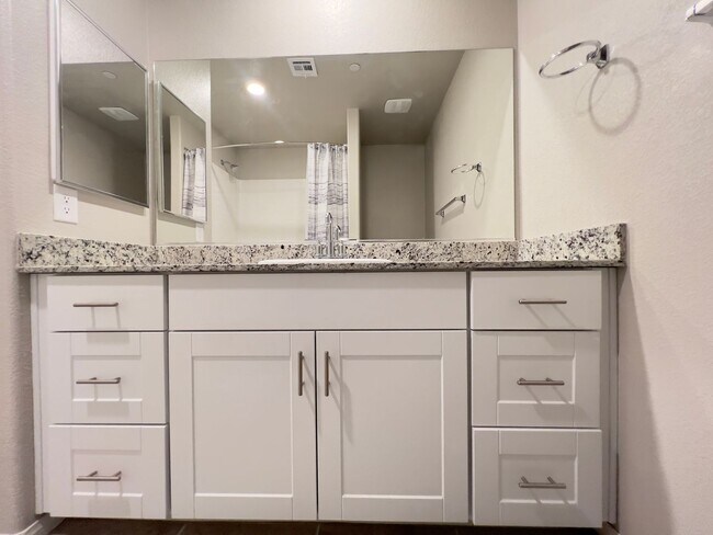 Building Photo - 4 bedroom, 2.5 bathroom home located in North West, Las Vegas