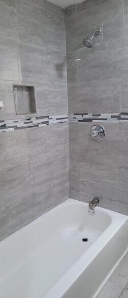 Building Photo - 38 Glenham St