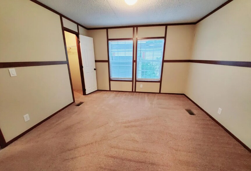 Building Photo - 332 Fox Chase Blvd