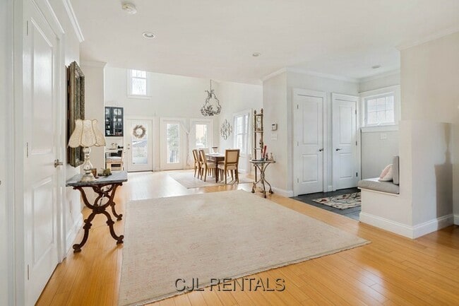 Building Photo - 150 Vassal Ln