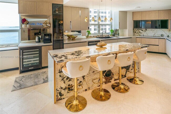 Building Photo - 848 Brickell Key Dr