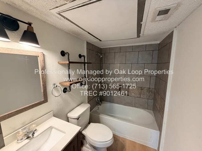 Building Photo - 10855 Meadowglen Ln