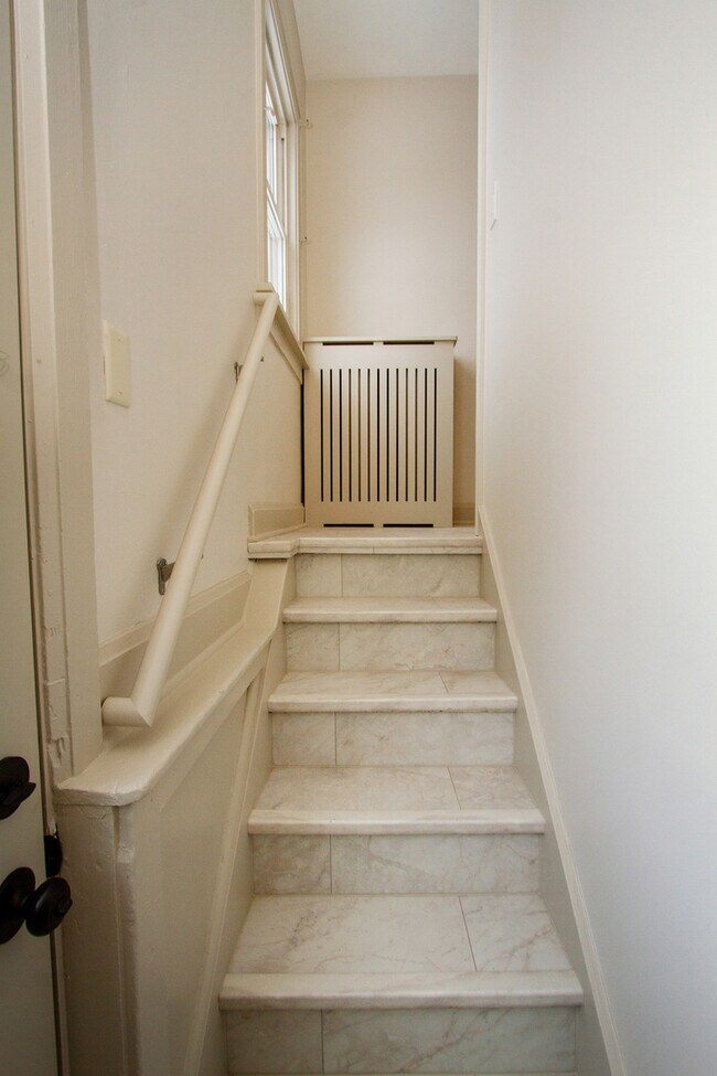 Building Photo - 129 W Stimmel St