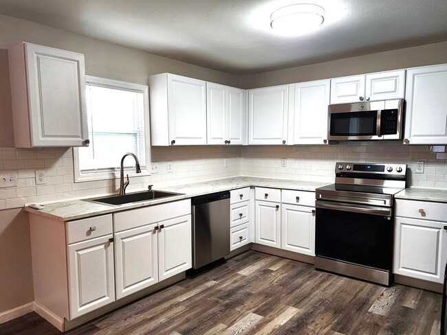 Building Photo - Charming Newly Remodeled 2-Bedroom Home