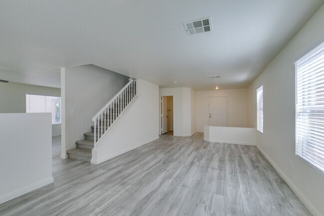 Building Photo - Stunning 4 bedroom, 2.5 bathroom