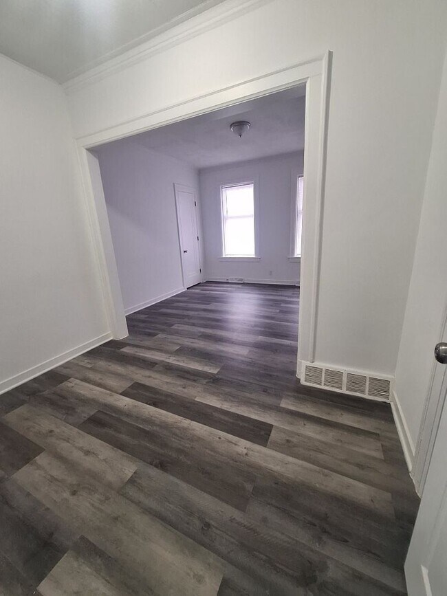 Building Photo - 320 W 16th St