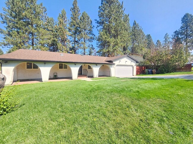 Building Photo - $2,595 - 4 Bed / 3 Bath Home with Fully Fe...