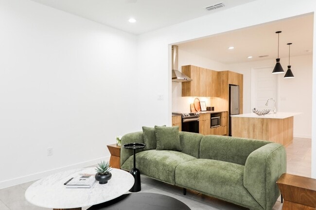 Building Photo - 305 Deer Path Lp