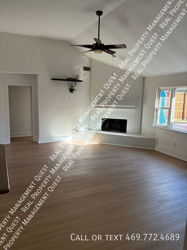 Building Photo - 814 Meandering Way