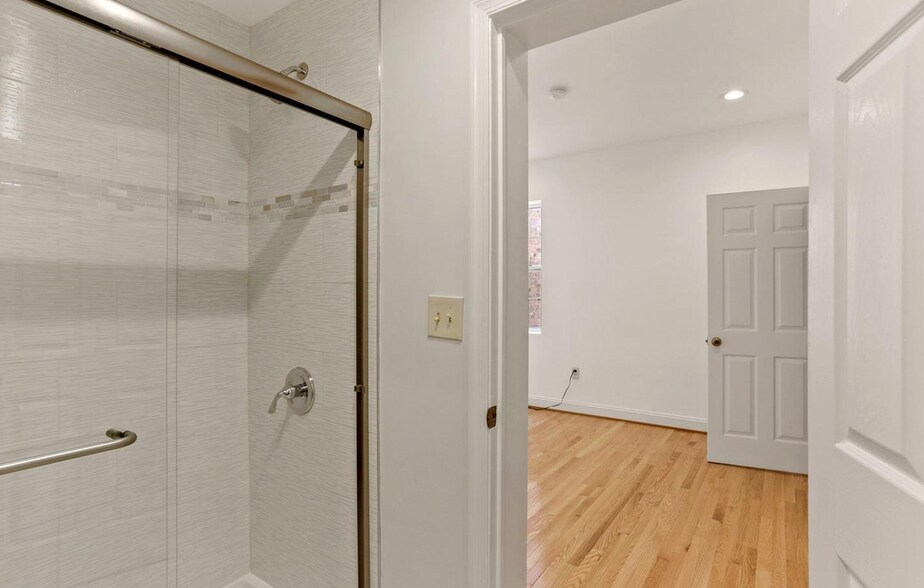 Upstairs bedroom's bathroom - 650 Newton Pl NW