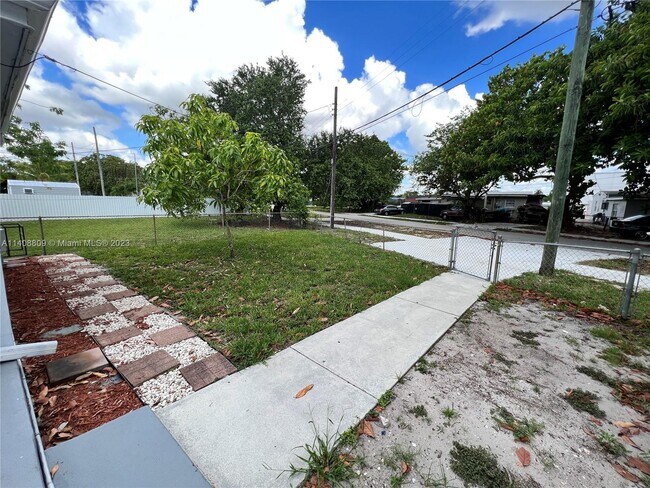 Building Photo - 1211 Rutland St