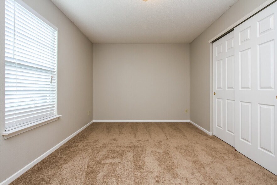Building Photo - 5692 N Jefferson Dr