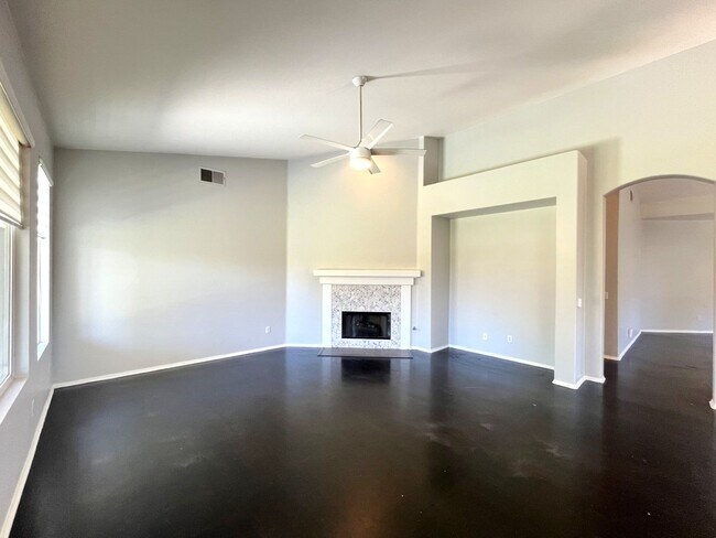 Building Photo - 3 bed, 2 bath located in Corona, CA!