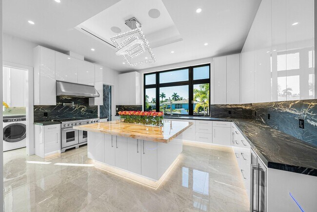 Building Photo - 2650 NE 48th Ct