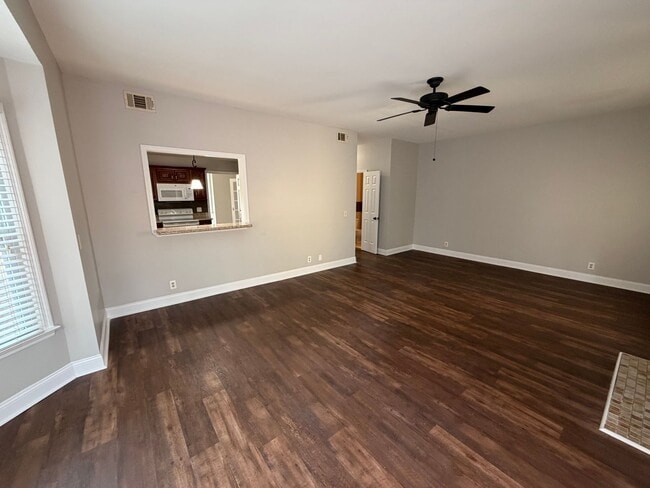 Building Photo - Charming 3 bed 2.5 Bath Townhome in Antioch