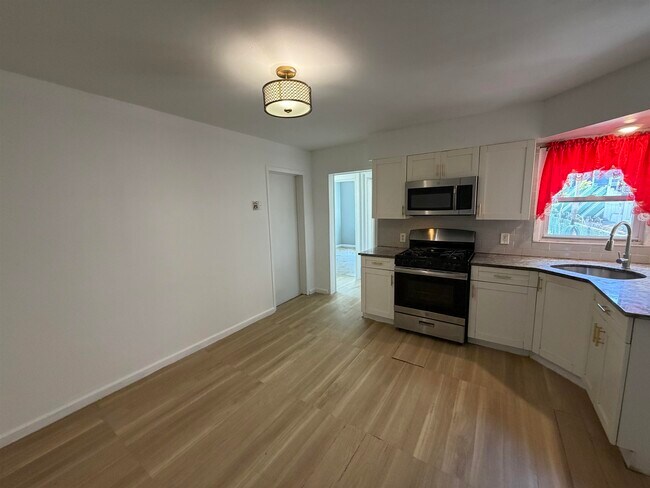 Building Photo - 619 38th St