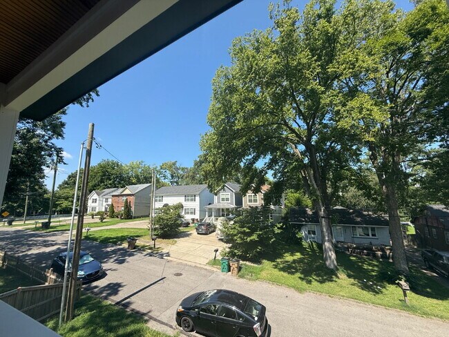 Building Photo - "Spacious 3-Bed, 3.5-Bath in the heart of East Nash