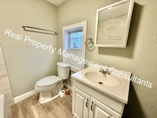 Building Photo - Updated 2-Bedroom Duplex in Kansas City, KS