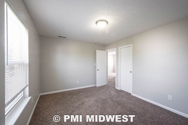 Building Photo - Great 3 Bedroom 2.5 Bathroom Home on the upper east side of Indy!