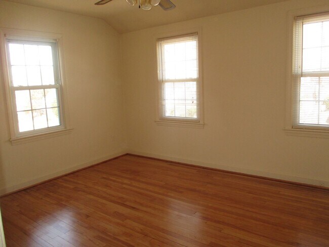 Building Photo - Semi-Deteched Near Hunington Metro!!