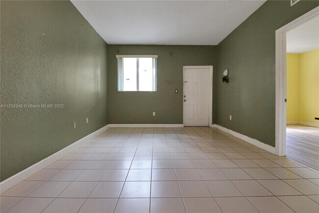 Building Photo - 2711 SE 16th Ave